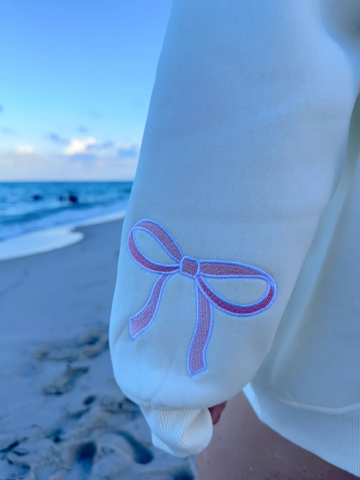 Sweat à capuche avec nœud rose