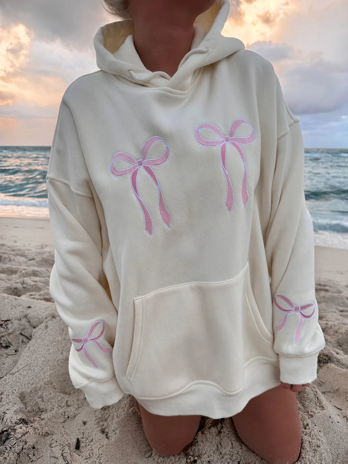 Sweat à capuche avec nœud rose